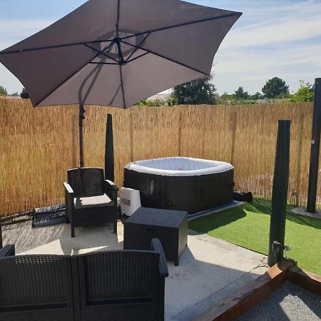 Beau Logement Avec Terrasse, Jacuzzi Et Terrain De Petanque Privatif A 5 Minutes De La Plage オードンジュ エクステリア 写真